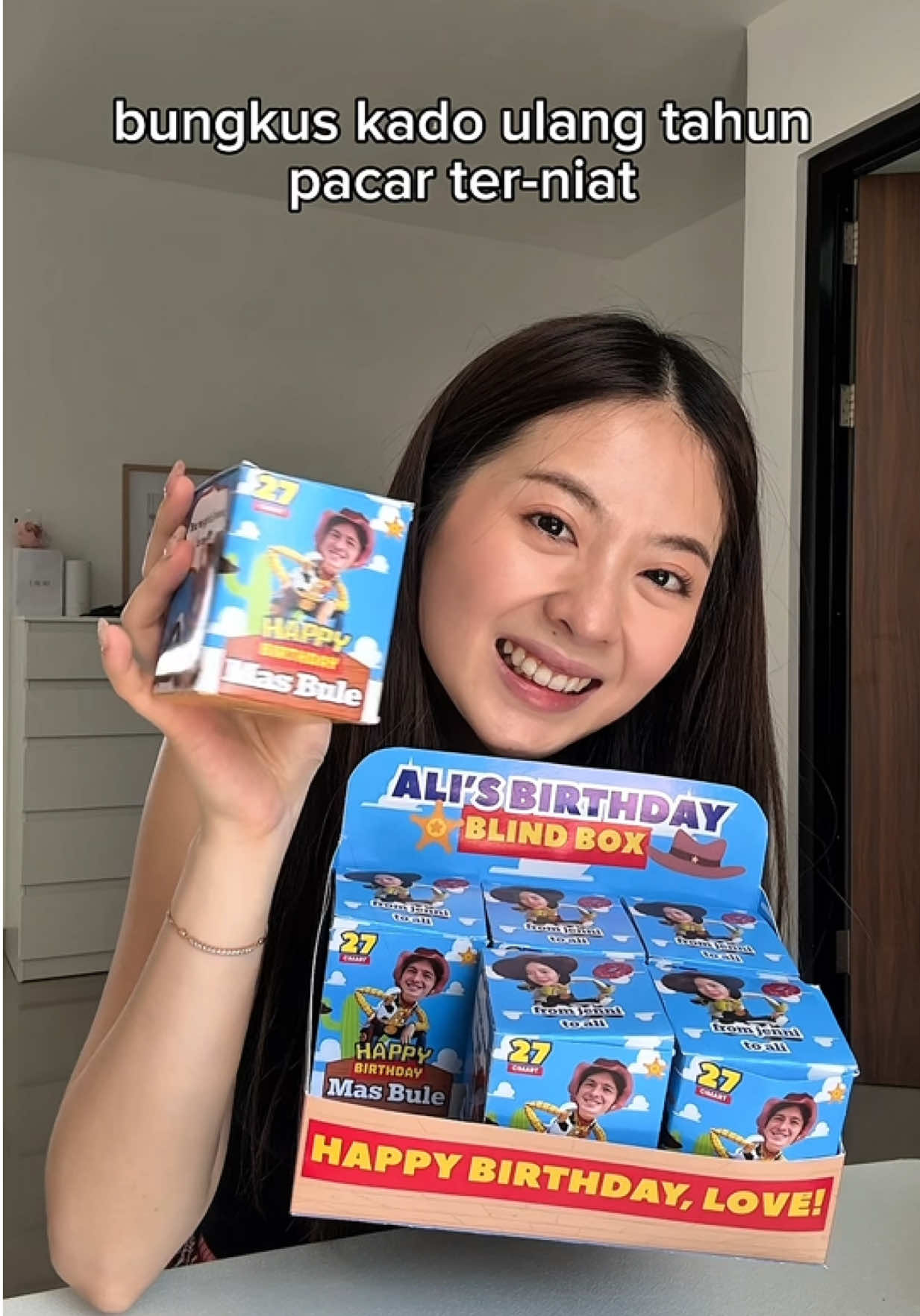 katanya kalo belom merit emang niat bgt ngasih kado ultah, tapi semoga tiap taun makin niat ya🤣 #birthday #ulangtahun #kadoulangtahun #DIY #pacarbule #blindbox #cicimasbule 
