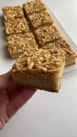 Avec un bon café au lait un régal 🤤 🍉Ingrédients: -1 verre de sucre (contenance du verre 200ml) -2 œufs  -1 verre d’huile de tournesol  -1 pincée de sel  -Arôme /zeste de citron  -2 verres et demi de farine  -1 sachet de levure chimique  -4càs de confiture d’abricot •Cuisson: 30-35min à 180 degrés  #gouter #gateaualgerien #ideerecette #ideegouter #goutertime #goutermaison #cuisinefacile #cuisinetiktok #tiktokcooks #cooking #gateautraditionnel #recettefacile #recetterapide #recettesimple #pourtoii #pourtoipage #foryouu #foryoupagе #frypgシ #explorepage✨ #explore #tik_tok #CapCut 