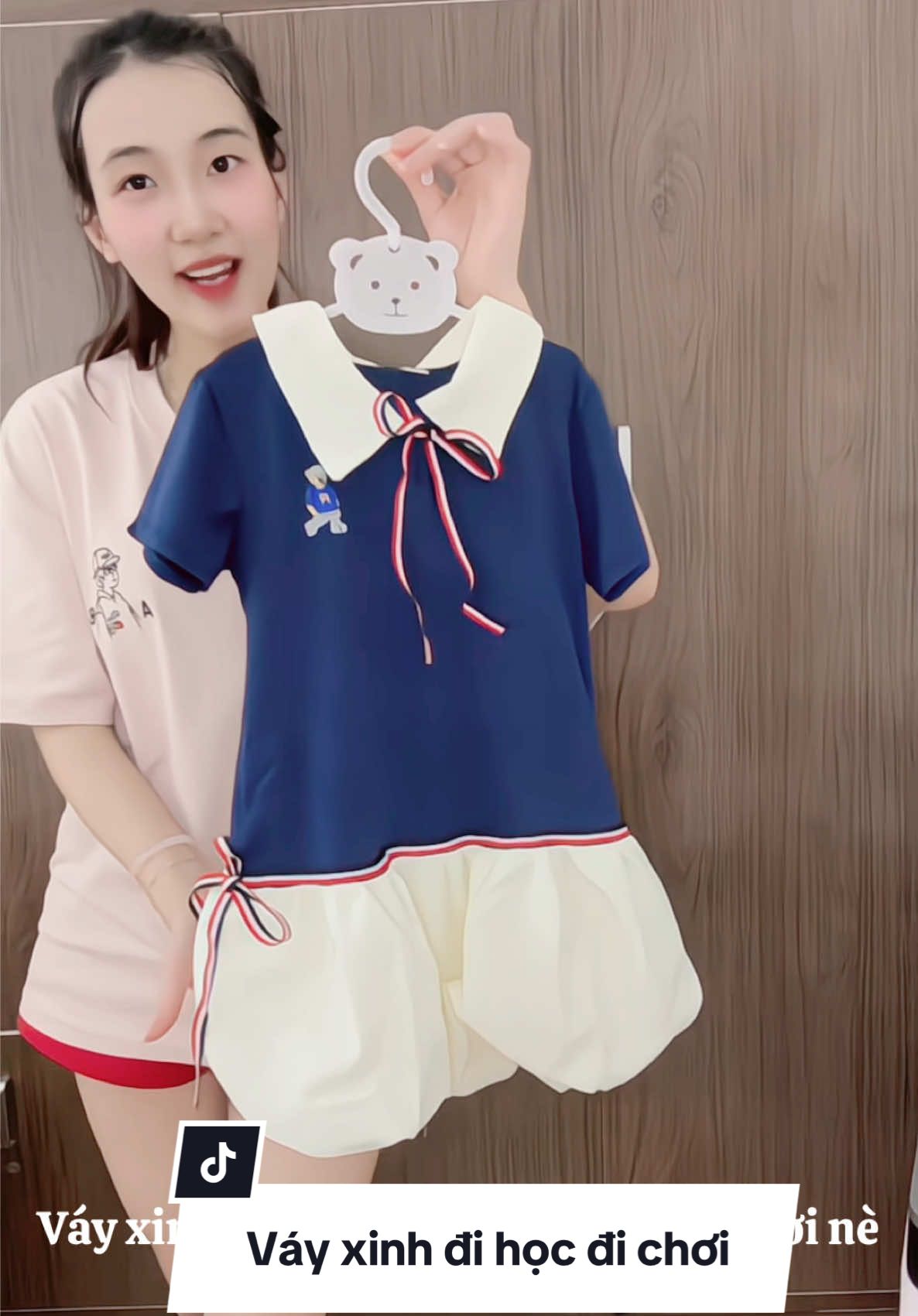 Giới thiệu cho các mẹ 1 em váy polo xinh yêu cho bé gái. Vừa mặc đi học được, vừa mặc đi chơi được luôn mà giá chưa tới 100 cành 🐠 các mẹ tham khảo trong giỏ hàng của em nha #vayxinhchobe #mebimreview 