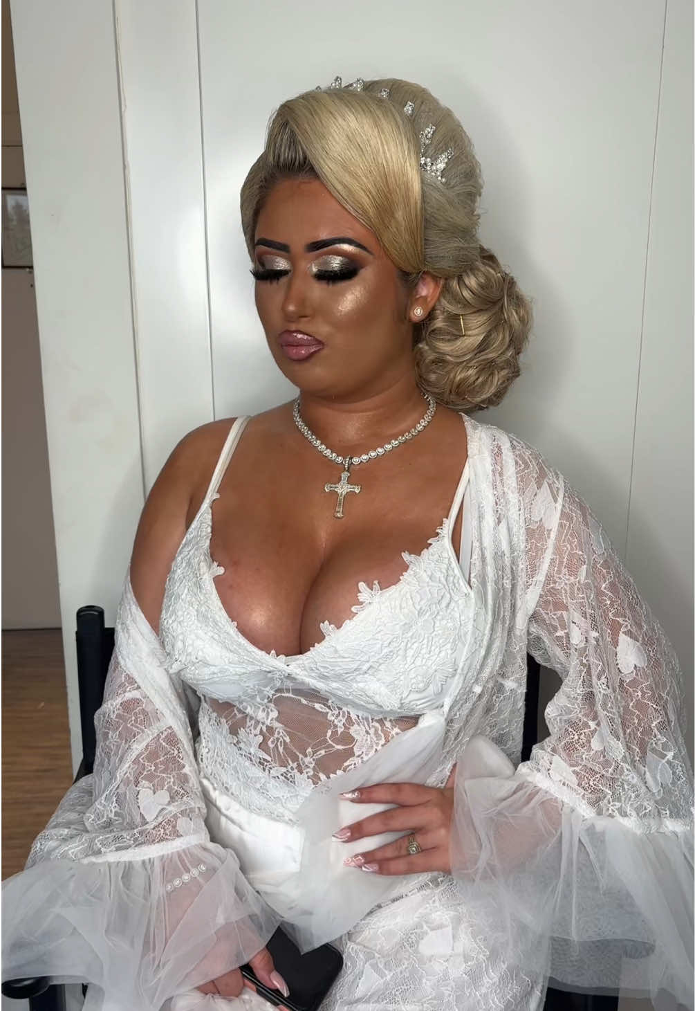 the stunning bride 👰🏼‍♀️ #bridalmakeup #wedding #travellerwedding #fullglam 