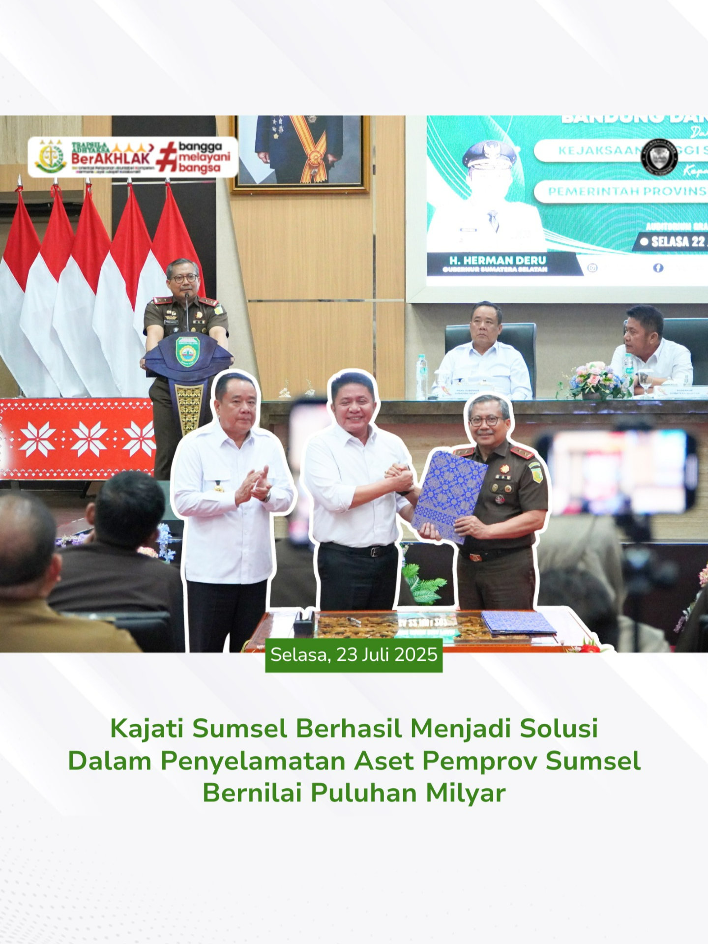 KAJATI SUMSEL BERHASIL MENJADI SOLUSI DALAM PENYELAMATAN ASET PEMPROV SUMSEL BERNILAI PULUHAN MILYAR KEJATI SUMSEL - Palembang, Selasa 22 Juli 2025, Kepala Kejaksaan Tinggi Sumatera Selatan Bapak Dr. Yulianto, S.H., M.H. didampingi Plt. Asisten Bidang Perdata dan Tata Usaha Negara Bapak Rachmad Vidianto, S.H., M.H. , Kabag TU, Kasi Penkum dan para Kasi pada Bidang Perdata dan Tata Usaha Negara melaksanakan Penyerahkan Aset dari Perkara Tindak Pidana Korupsi Penjualan Aset Yayasan Batanghari Sembilan Kepada Pemerintah Provinsi Sumatera Selatan Keberhasilan penanganan perkara tindak pidana korupsi Yayasan Batanghari Sembilan ini telah melalui proses hukum yang panjang mulai dari proses penyidikan, penuntutan, hingga akhirnya putusan pengadilan. Proses  penyelamatan aset ini tidaklah ringan, namun berkat kerja sama yang baik antara Kejaksaan Tinggi Sumatera Selatan serta Pemerintah Provinsi Sumatera Selatan dan instansi terkait lainnya, kita berhasil menyelesaikannya dengan baik. Kehadiran Kejaksaan Tinggi Sumatera Selatan sebagai solusi bagi Pemerintah Daerah dalam mengamankan asetnya kembali melalui keberhasilan penegakan hukum, serta komitmen bersama dalam upaya pemberantasan korupsi yang sistematis, terukur, dan berkelanjutan kepada pemerintah provinsi sumatera selatan. Penyerahan aset ini bukan hanya simbol keberhasilan aparat penegak hukum dalam menyelamatkan kekayaan negara, tetapi juga pesan moral yang kuat kepada masyarakat, bahwa negara hadir dan tegas dalam melawan kejahatan korupsi. @kejaksaan.ri #kejaksaanri #kejatisumateraselatan