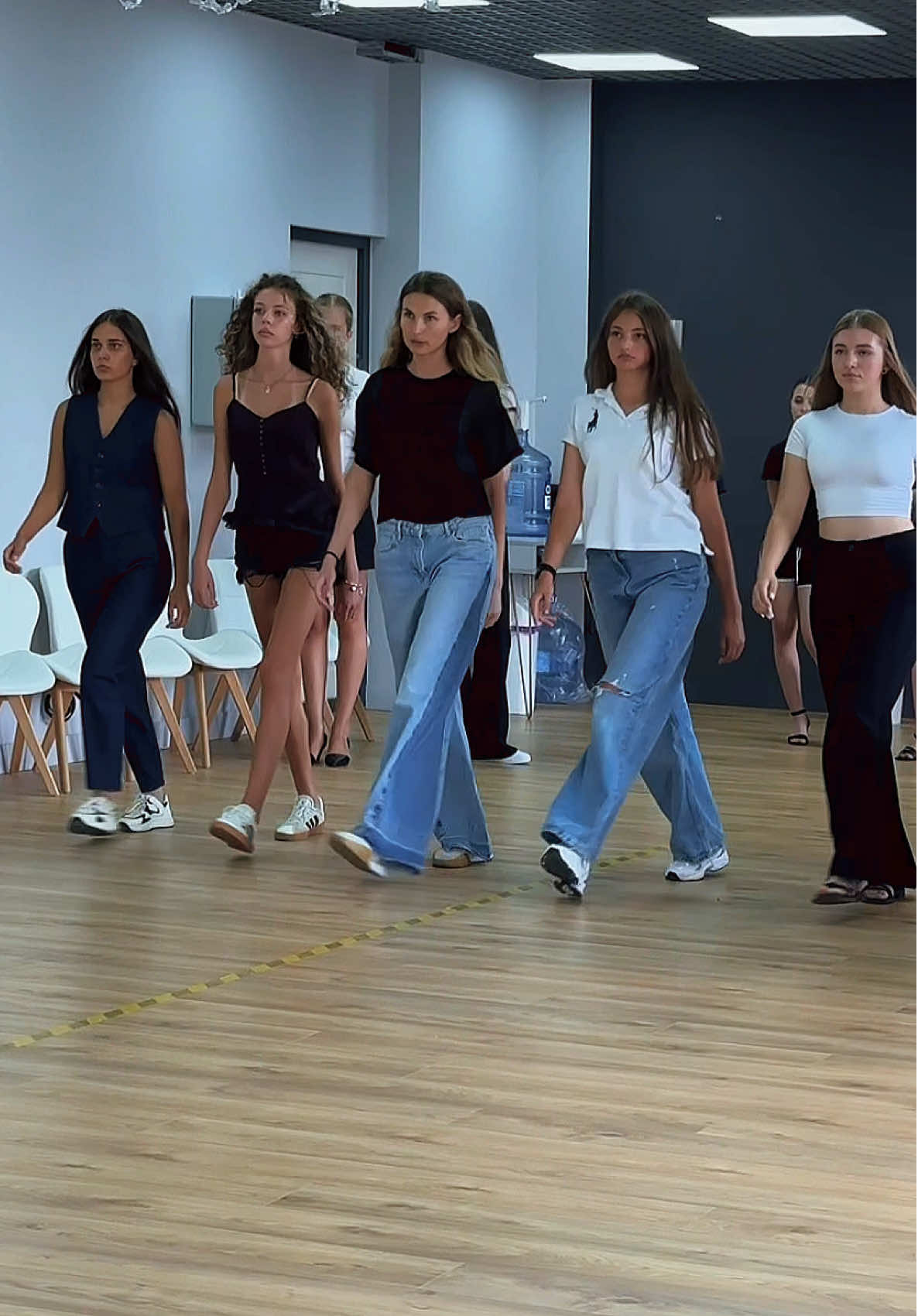 Ți-a trecut de mai multe ori prin minte gândul să începi un curs de modeling, dar încă nu ai găsit locul potrivit? ✨ La Adi Academy, transformăm visul tău în realitate – cu profesioniști dedicați, antrenamente practice și o atmosferă care te inspiră să crești cu încredere, pas cu pas. 💫 🎯 Nu mai aștepta momentul perfect – începe chiar acum! 📩 Scrie-ne în DM pentru detalii sau rezervă un loc la următoarea lecție de probă! #AdiAcademy #ModelingSchool #CursuriModeling #FashionKids #ModelInTheMaking #ModelLife #DreamBig #ConfidenceOnStage #Chișinău #ModelingMoldova