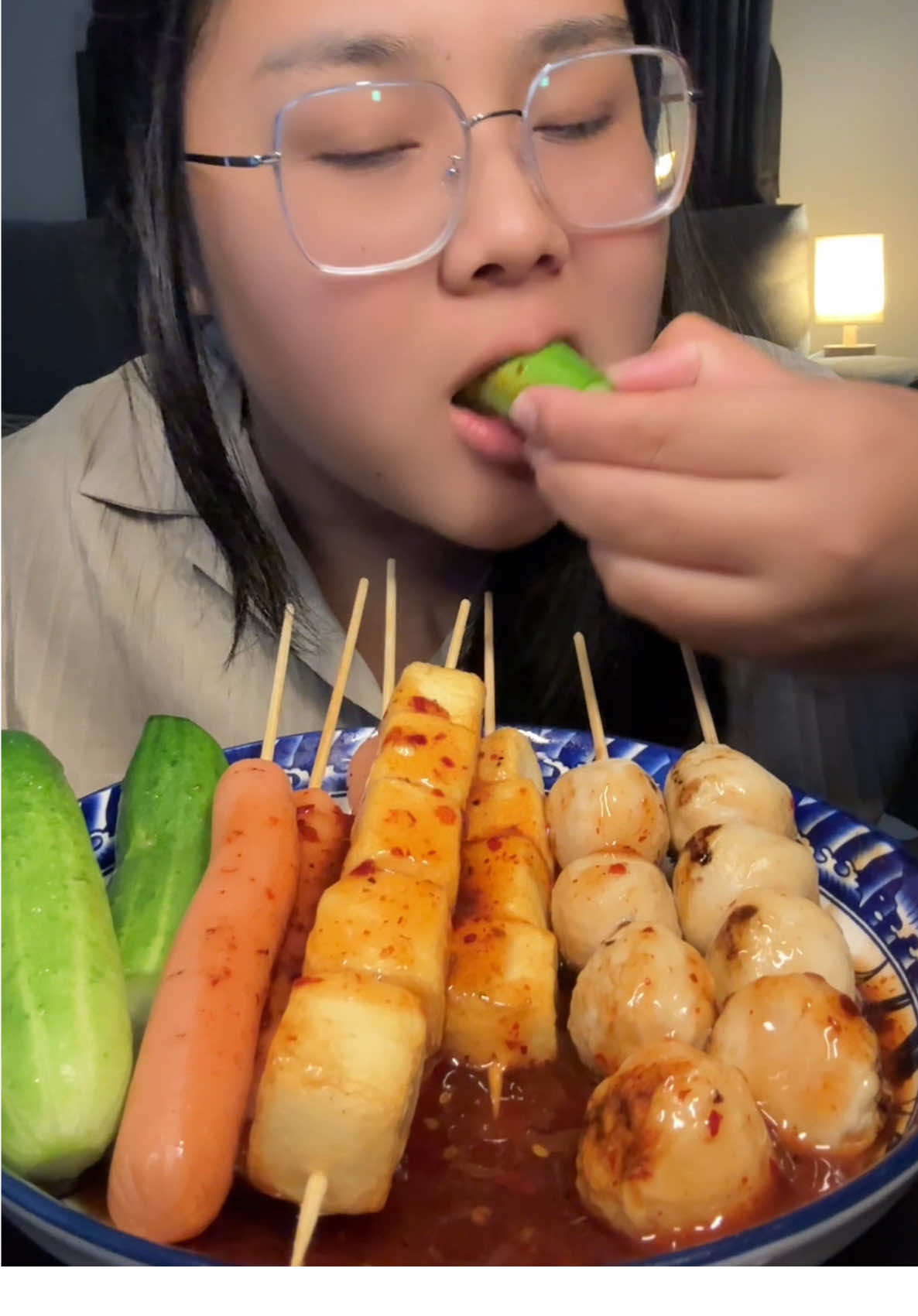 ลูกชิ้นย่างไส้กรอกย่างกับเเตงกวาเเซ่บๆ #ลูกชิ้นย่าง #กินลูกชิ้นย่าง #กินกับtiktok 