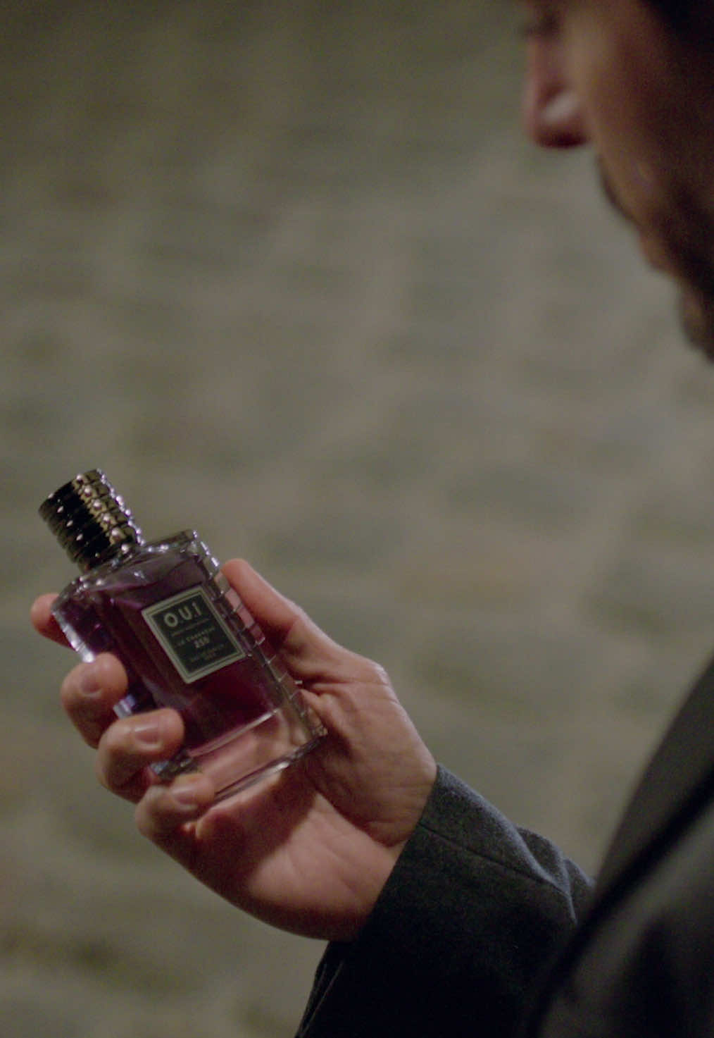 Você consegue explicar o que é charme? Le Charmeur 250 é a tradução do verdadeiro charme revelado. Amadeirado floral, elegante e confiante. Um novo lançamento masculino de O.U.i Paris, compre pelo link da bio ou com a revendedora mais próxima. 🇫🇷 Pouvez-vous expliquer ce qu'est le charme ? Le Charmeur 250 est la traduction du véritable charme révélé. Boisé floral, élégant et confiant. Une nouvelle fragrance masculine de O.U.i Paris, achetez-la via le lien dans la bio ou auprès du revendeur le plus proche. #PraTodosVerem: Um homem caminha pelas ruas de Paris à noite. A câmera revela a cidade iluminada vista do alto, com a Basílica de Sacré-Cœur ao fundo. Ele percorre ruelas estreitas e sombreadas, cercado por muros pichados com palavras em francês. Em um momento, ele para e se vira, revelando seu rosto. Em seguida, segura uma fragrância com firmeza e aplica no pescoço, com gestos decididos. A atmosfera é elegante e misteriosa. Ele sobe uma escadaria de pedra sob a luz suave de um poste e continua sua caminhada. Seu olhar é intenso e confiante. A cena se encerra com a imagem da fragrância LE CHARMEUR 250, com o texto “L’essence du charme” sobre um fundo dourado e sofisticado. #ouiparis #lecharmeur250 #altaperfumaria #perfumetiktok #fragancetiktok #perfumemasculino #perfumeamadeirado 