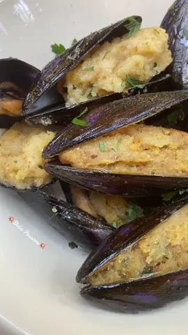 Cozze Fritte 💥 ma vuoi vedere che sei in Puglia? ❤️ ingredienti: 600 g di cozze 150 g di mollica di pane (di Altamura ) 2 uova 50 g di formaggio grattugiato (io pecorino pugliese stagionato) 40 g di pangrattato (al bisogno la dose potrebbe essere maggiore); Prezzemolo Sale fino q.b. Pepe nero q.b. Olio di semi di girasole per friggere q.b. Preparazione: Prendere le cozze belle grandi, raschiare e lavare per bene, apritele con un coltellino tenendo il frutto solo da un lato e non facendo distaccare completamente le due valve, adagiarle su un vassoio a parte e conservare la loro acqua, quando li aprite, in una coppetta e mettete da parte importante filtrarla con una garza di cotone per eliminare eventuali residui. Nella ciotola del liquido delle cozze (filtrato) aggiungere il pane sbriciolandolo grossolanamente, unire e impastate il tutto con le mani. Unire poi il formaggio grattugiato il prezzemolo tritato finemente , il pangrattato e le uova, il sale e il pepe.  Mescolare il tutto fino ad ottenere un composto ben amalgamato Il composto deve risultare compatto , in modo tale che non fuoriesca dalle cozze durante la frittura. Disporre le cozze su un vassoio e riempirle con circa 1 cucchiaino del composto appena preparato. Scaldate l'olio di semi fino a raggiungere la temperatura di 170 gradi e quando sarà caldo immergere pochi pezzi alla volta aiutandoci con la schiumarola Prestate molta attenzione perchè in questa fase l'olio potrebbe schizzare.  Quando saranno ben dorate, ci vorranno 3-4 minuti. Scolare le cozze su un piatto, foderato di carta assorbente, dopo di che trasferire su un bel vassoio e servire le cozze fritte ancora calde... sono FAVOLOSE! #ninabellino #cozzefritte #cozze #puglia #ricette #ricettedipesce 