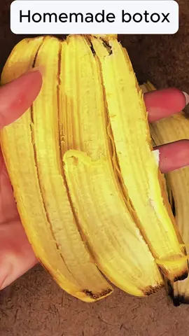 Banana peel secret for youthful skin after 40?! 🍌🤯 Ditch the wrinkles & crow's feet with this easy 3-ingredient DIY! FREE recipe for all my queens! ✨#naturalbeauty #beautyhacks