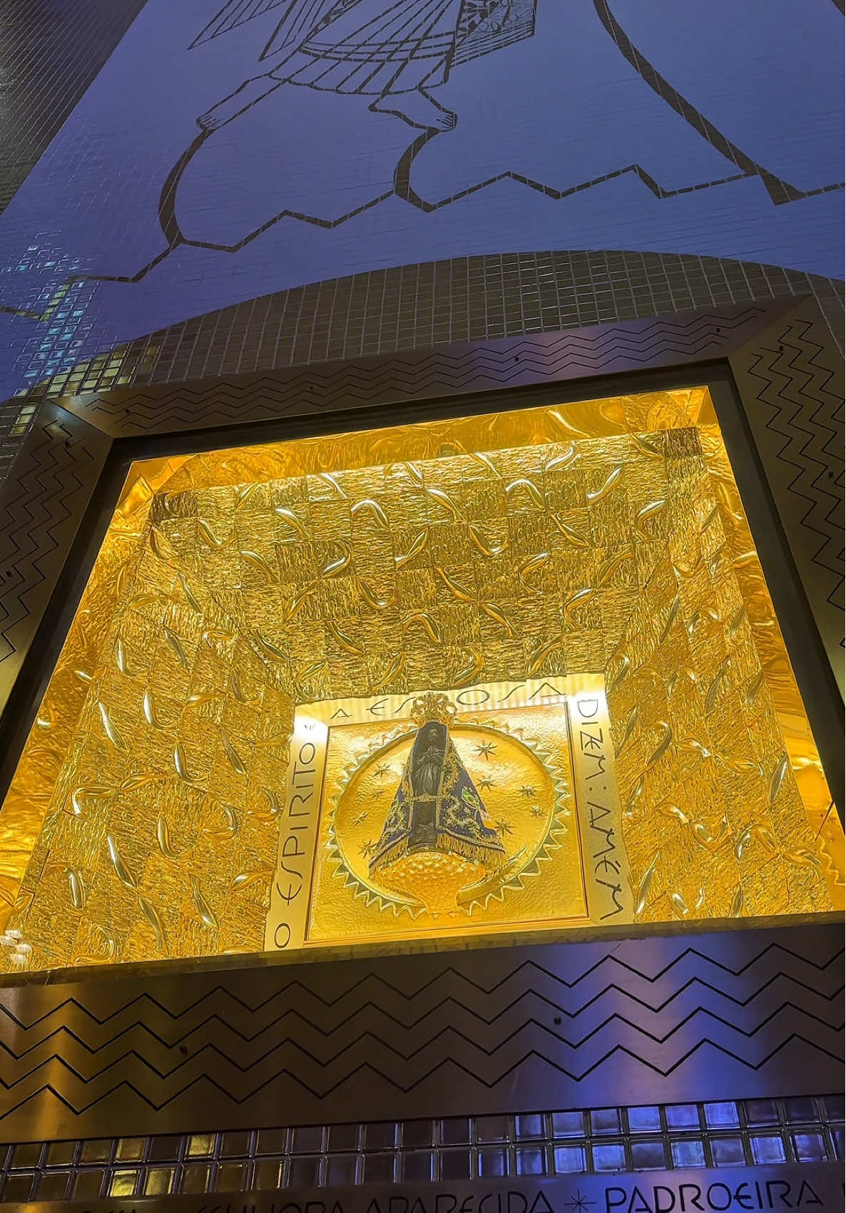 Na frente me derramei, como num encontro com a mãe 💙 Imagem original de Aparecida encontrada no rio Paraíba do Sul em 1717 ✨  #NossaSenhoraAparecida #SantuárioNacional #FéEmMaria #PadroeiraDoBrasil #AparecidaDoBrasil #MãeDoCéu #Catolicismo #MariaPassaNaFrente #SantuárioDeAparecida #Romaria