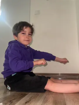 بد سرش به زمین خورد 💔بعدش رفتم کلی خوراکی خریدم از دلش در آوردم  