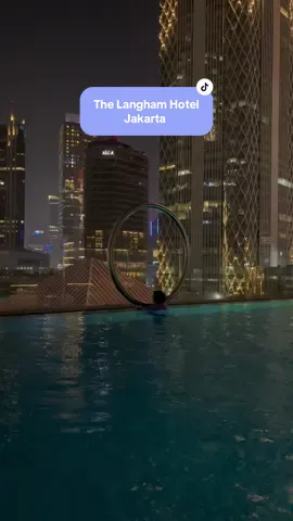 POV : swimming with city light 🏊🏻‍♀️🌃✨ #thelanghamjakarta #hotelbintang5 #swimmingpool #cityview 