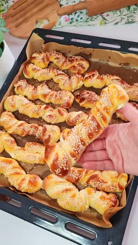 Super mekani štapići sa sirom 🧑‍🍳 Toliko su ukusni da ćete ih sigurno spremati često 🥰 Sastojci: - 200 ml mleka - 100 ml vode - 60 ml ulja - 10 gr suvog kvasca - 1 kašika šećera - 1 kašičica soli - 500-520 gr brašna Još: - 200 gr feta sira - 100 gr putera  - 1 jaje  - susam za posipanje  Priprema: U posudu sipajte toplo mleko, vodu, šećer, kvasac, ulje i promešajte. Dodajte brašno, so i zamesite meko i glatko testo. Brašno dodajte postepeno. Stavite testo na pobrašnjenu radnu površinu, pokrijte krpom i ostavite 20 minuta da odstoji. Sir sjedinite sa belancetom. Testo razvucite oklagijom u pravougaonik, pa premažite omekšalim puterom i sirom. Jedan kraj testa prebacite na drugi, isecite na trake i uvijte u spirale. Štapiće stavite na pleh obložen pek papirom. Ostavite ih da narastaju oko 15 minuta. Premažite žumancetom kome ste dodali mleko, pospite susamom i pecite na 220°C oko 10 minuta. Prijatno! 🥰 #stapici #pecivo #testo #sir #recept #ukusno #jednostavnirecepti #dough #bread #homemadedough #Recipe #EasyRecipes #bakingvideo #recipevideo #kikiioklagijica 