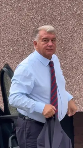 🔴 LIVE | Joan Laporta arrives at the Spotify Camp Nou offices! The president arrives happy and with a raised fist, to formalize the signature of the English winger. #laporta #rashford #fcbarcelona🔵🔴 #fcbarcelona 