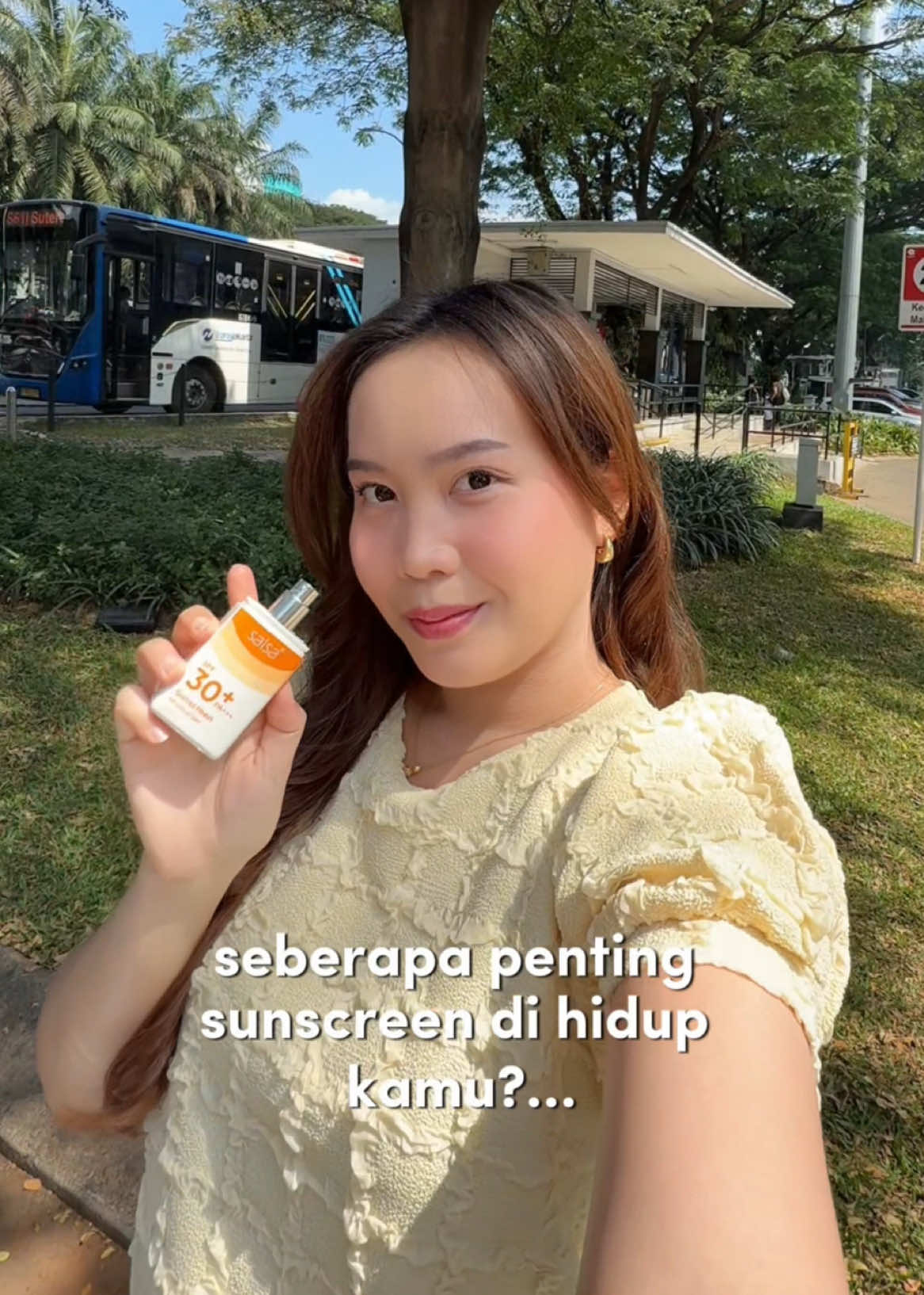 penyelamat buat orang2 yang suka mager re-apply sunscreen #sunscreensalsa #sunscreenviral #sunscreenreview #salsacosmetic #sunscreen #sunscreenspray 