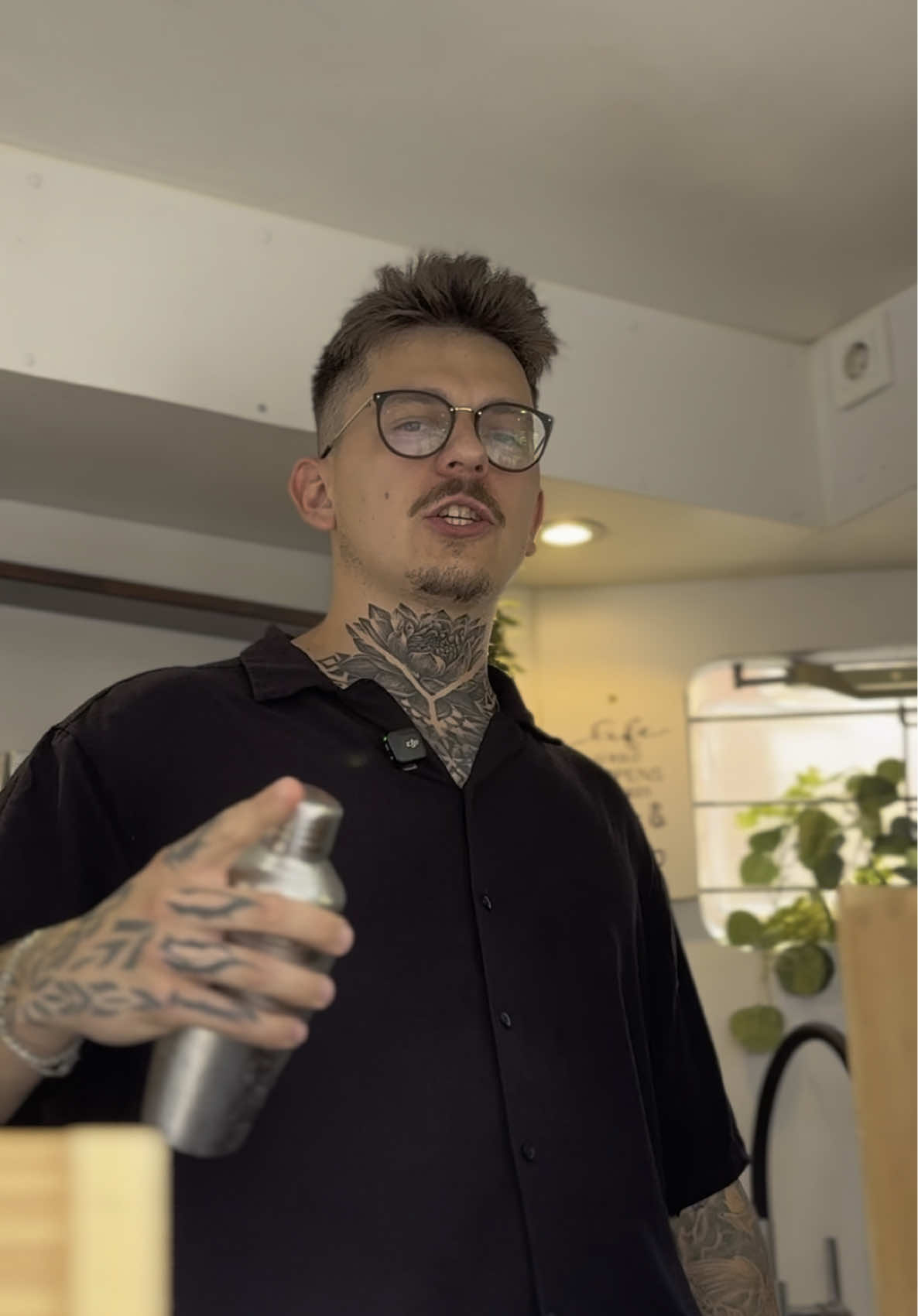 Pokličeš, prpelm, zmešam, uživaš, simpl 🙌🏼  Ne me prankcallat k bom mogu telefonsko menjat, hvala 😎 @Luka Jakupak  #barman #slovenia #tipsibar #catering #event #cocktail 