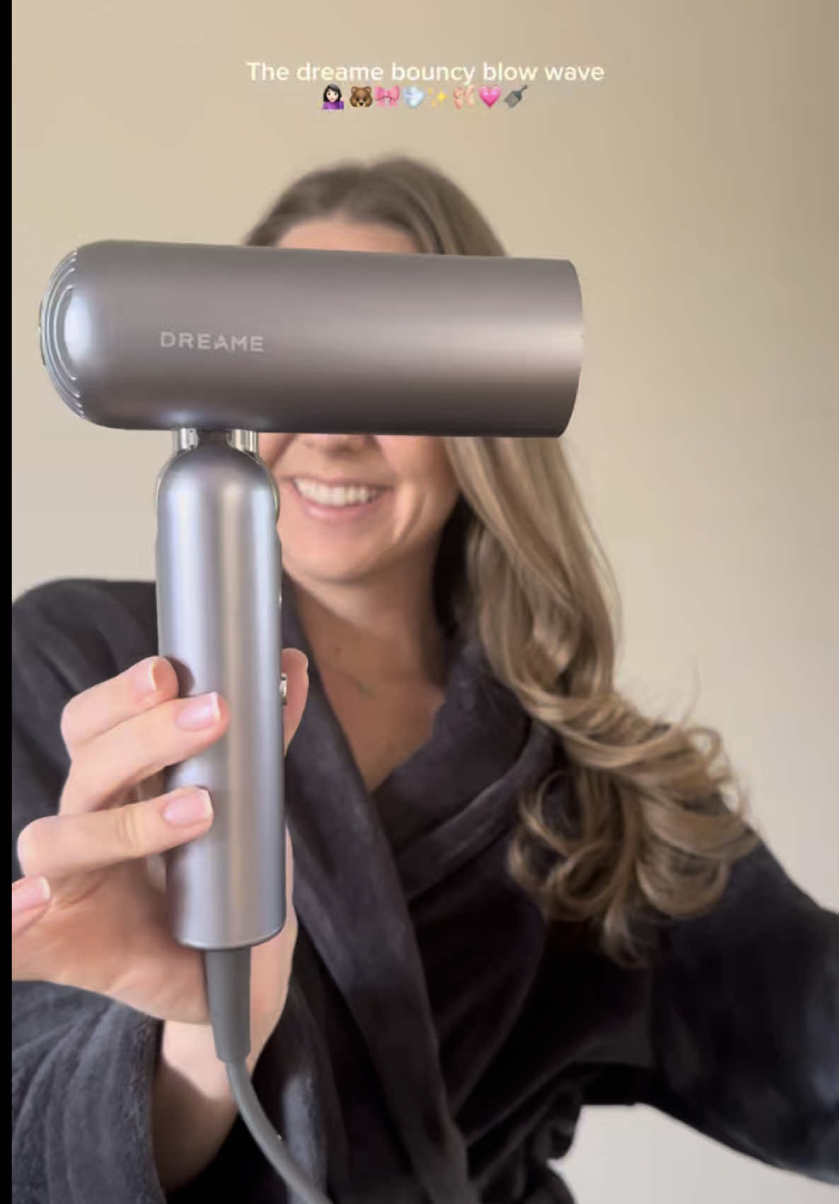 Easy, Dreame 20% off 😉 Okay yes, the method isn’t the most aesthetic 😂 but it works - fast, bouncy, fake-it-till-you-make-it kinda blow wave using the Dreame Pocket Hairdryer with the wrap attachment 💁🏼‍♀️✨ I have a discount code too! Use JESS20 for 20% off the entire Dreame site including this little hairdryer gem https://dreame.africa🤭🫶🏼 #airwrap #bouncycurls #curls #blowdry #tutorial  @dreame.africa 