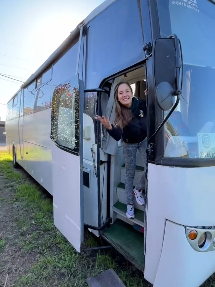 Vendo Motorhome 🚌 📲 3416456091 Mercerdes Benz Of1721 Año 2002 Homologado - Titular al Dia Delantero, Palanquero, Elasticos, Mecanico Consumo 18/22 L x 100 km 3 cubiertas y llantas de auxilio -------------------------------------- Hecho Motorhome en 2022 (25.000 km) Cerraduras en Puertas y 10 Bauleras con Pasador (2 llaves Combinadas abren todas) Alarma con sensor de Movimiento y humo Matafuego 5kg Comedor 4+3 Sillón 🛋️ Tanto el comedor como el sillón se hacen camas Doble🛏️ (duermen 4) También entra mesa extra tipo camping para comer 4 personas mas cómodamente Cocina con Anafe 4 Hornallas Base Vidrio , Bacha doble, Griferia Negra con doble comando, Calefón Brahm Metal, Heladera Con Freezer , Alacena Bajomesada y Cajoneras. Corte de Gas y de (bomba) Agua, Detector de Humo Baño Completo Con bacha de apoyo y Sector Ducha ambos griferia monocomando Negra Inodoro a pedal descarga directa Dormitorio Chicos 2 camas simples Cajoneras y estantes una de las camas se levanta pudiendo dar mas espacio Se puede agregar un colchon mas al piso  Dormitorio matrimonial 1 cama king Cajoneras y mucho espacio de guardado bajo colchón Mueble Estantería Sistema Electricidad  3 paneles solares Sharp de 410w c/u Inversor Integrado Must Mppt 3000/6000 Puente de carga con Alternador del Cole (mismo Voltaje) Iluminacion Led en todos los ambientes, mas luces 12v auxiliar y tiras les de colores en costados Tomas 220v repartidos en todos lados Generador 6.5 kwh en desuso Sistema Agua 880 Agua Limpia 370 Gris 200 Negra  Sistema de llaves de descarga mixto para limpiar condutos Y Manguera tipo bombero de descarga Garrafa de 10 kg Argentina y otra de 13 kg Brasilera Con reguladores Al ser piso elevado/delantero todo abajo y atras es baulera con gran capacidad de carga (moto bicis kayac etc todo adentro) Dispone de Terraza con deck con acceso desde adentro Toldo nuevo de 6 metros de ancho  Piso y techo de pvc Aislacion paredes manta , telgopor, lana de vidrio , espuma en sectores original del cole igual que en techo En perfiles pintura texxor  Escotilla Vidrio 50x50 con salida y apertura total o parcial en comedor y dormitorio matrimonial U$s 50.000 Permutaria en parte por vehículo.
