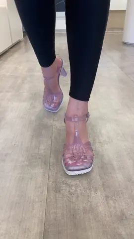 A Melissa Vixen é a combinação perfeita entre estilo e conforto! Com salto bloco transparente e design moderno, ela é ideal para destacar seu look em qualquer ocasião. Levamos até você ! 📍Rua : Rafael de Barros, 630 - centro (Leme/SP) 📍WhatsApp: (19) 98959-1232 🇧🇷enviamos para todo o Brasil