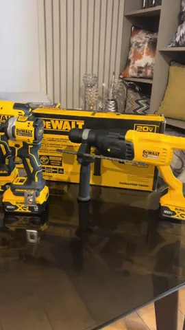 Locos por Dewalt 👷🏻‍♂️ #dewalt #herramientas #taladros #rotomartillos #esmeril #amoladora #baterias #cargador #melamine #sierracircular / 948-416-766 📱📞