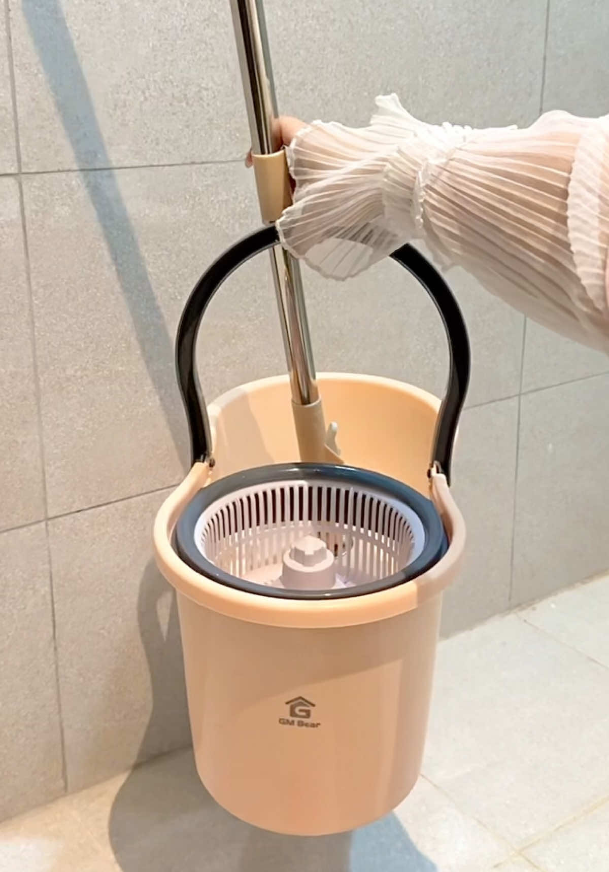 Pel lantai jadi super praktis dan ga bikin tangan kotor dong karna bisa putar otomatis pakai pel dari GM Bear😍✨ #pelputar #spinmop #pellantai #pellantaipraktis #pellantaiviral #pel #alatpel #alatpellantai #alatpellantaiputar #fyp #gajiansale #promoguncang88 