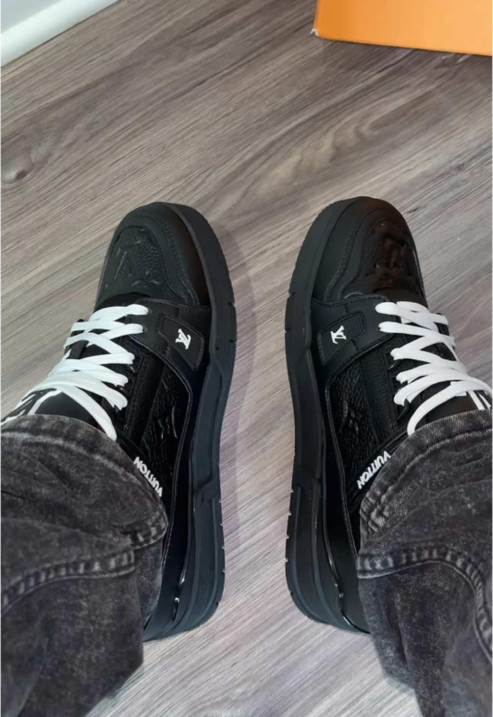 DE TODO NEGRO😍 #creatorsearchinsights #designer #designershoes #luxuryshoes #alucines📿🧿🙈 #belicones😈📿☘️ #fresitas🍓 #shoes #shoerecommendations #louisvuitton #trainers 