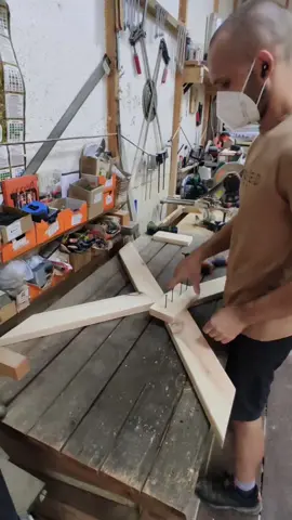 Making an octagonal table in a gazebo Hacer una mesa octogonal en un cenador Fabriquer une table octogonale dans un gazebo Wykonanie ośmiokątnego stołu w altanie Bir çardakta sekizgen bir masa yapımı Einen achteckigen Tisch in einem Pavillon bauen Aštuonkampio stalo gamyba pavėsinėje #wood #woodwork #DIY 