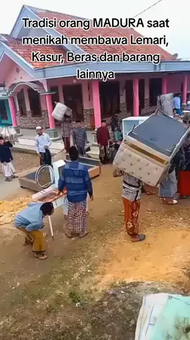 Tradisi orang MADURA saat menikah membawa Lemari, Kasur, Beras dan barang lainnya. #MADURA PUNYA CERITA(MPC#