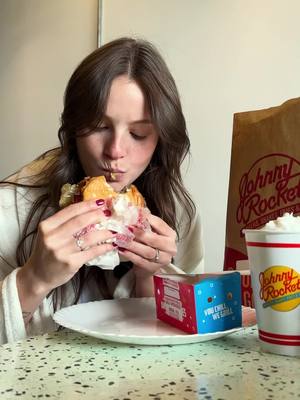 🍔 Primeiro pedido com 50% OFF? Decidimos provar o hambúrguer do Johnny Rockets com a 99Food