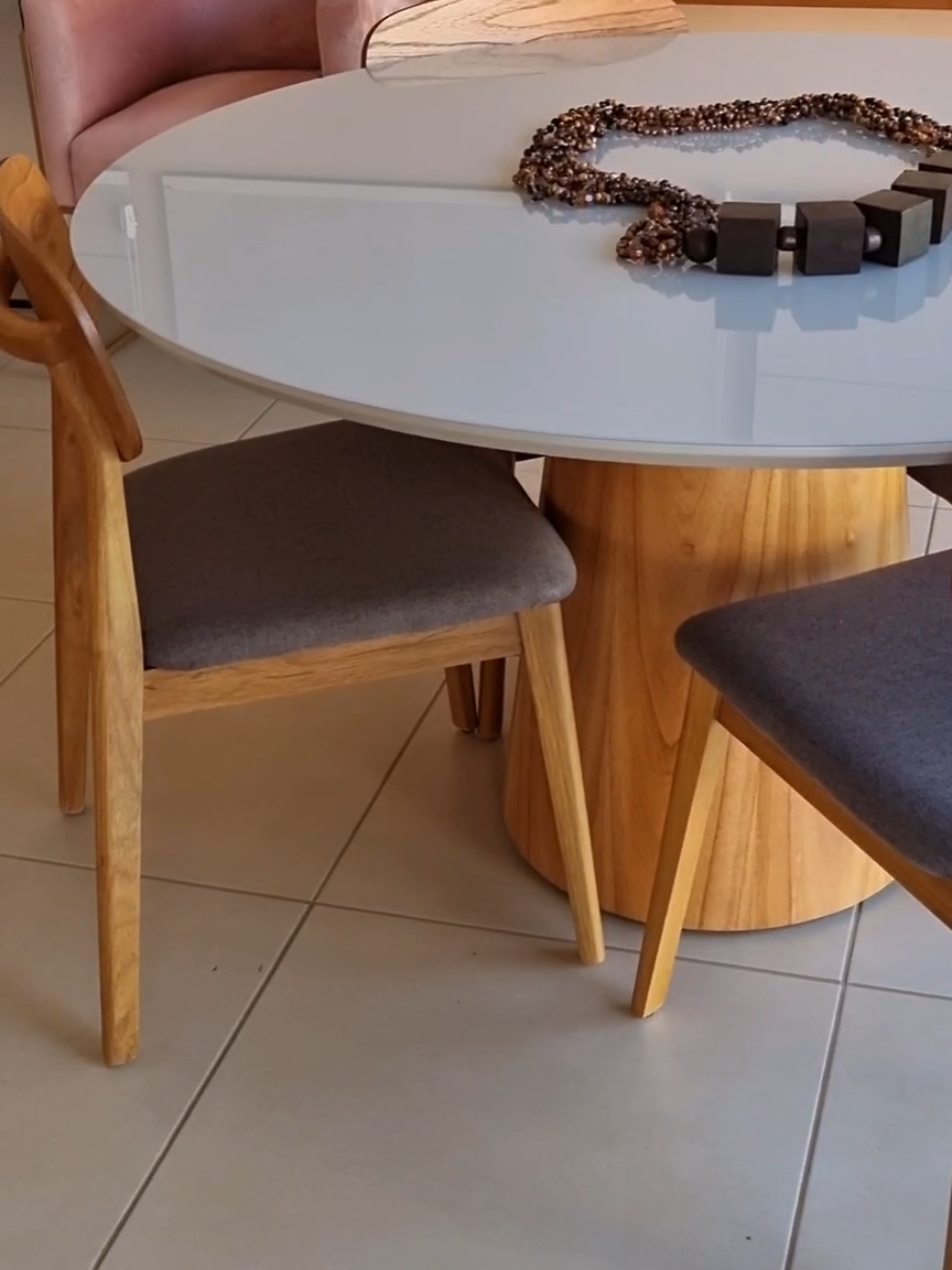 ✨ Duas salas, uma mesma essência: conforto, elegância e madeira de verdade. A cadeira em madeira maciça tauari combina perfeitamente com diferentes estilos de mesa — e o resultado é sempre encantador! 💛 🪑 Qual composição é a sua cara: com base cone e tampo laqueado ou com base estrela e tampo laminado? 📍Venha conhecer de perto na Madeira Decor. Seu próximo ambiente começa aqui! 💻 Acesse: www.madeiradecor.com.br #MadeiraMaciça #SalaDeJantar #MadeiraDecor #Decoração #DesignBrasileiro #MóveisDeQualidade #MesaDeJantar #CadeiraDeMadeira 