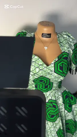 Ce modèle est une petite💚🔥🔥 Mes clientes continue tjrs les commandes 🙌🏽💚✂️#robe #pagneafricain #couture #vues #fyp #200k 