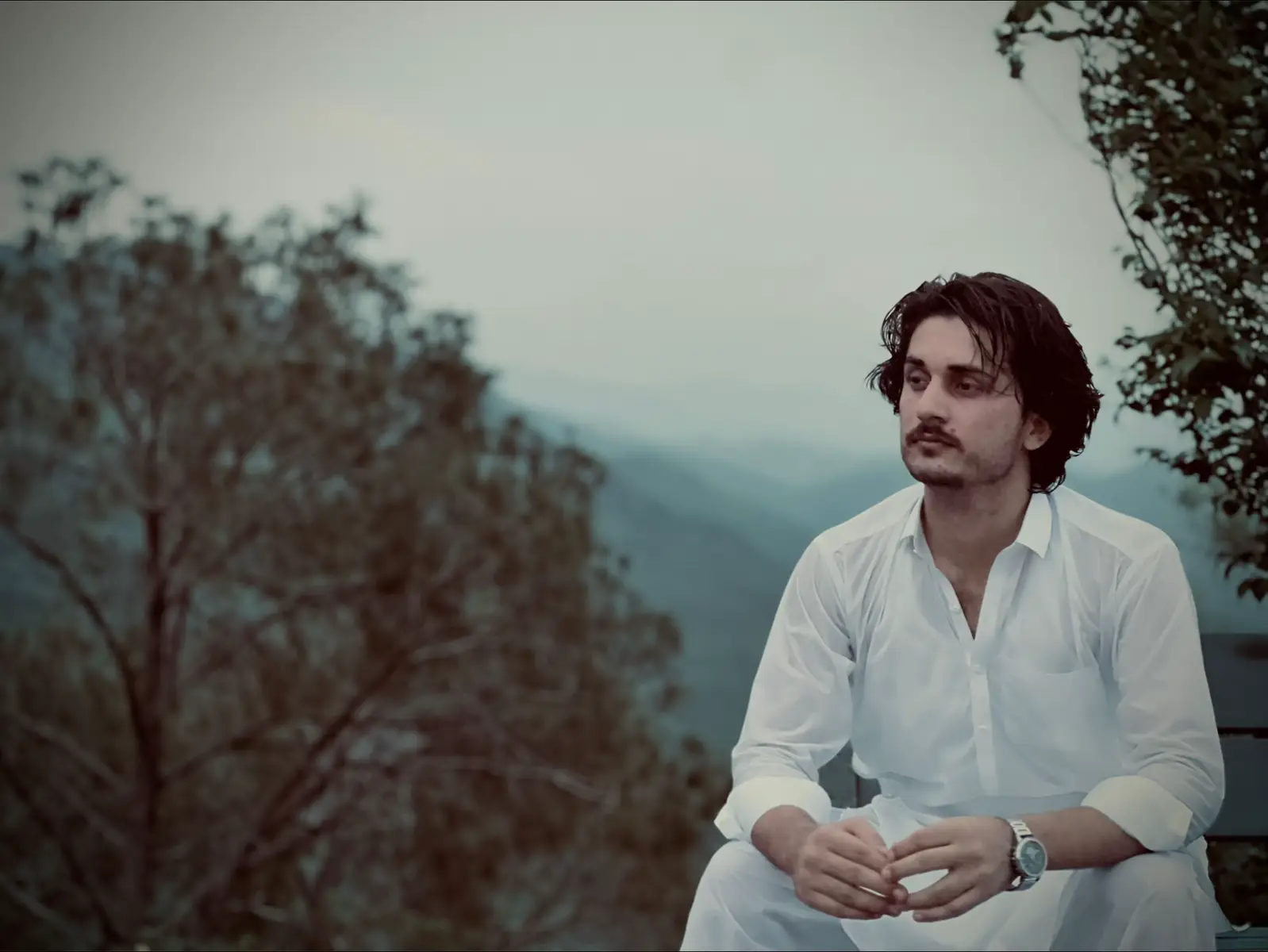 ورک دیشی شراب ساقی مینہ کی خوندونہ دی نہ غوارم تارخہ شاراب مینہ کی خوندونہ دی ۔ آئے میخانی تہ یم راکہ خواہ شراب نور به شراب نہ سکم کڑی می لوزونہ دی ورک دی شاراب ساقی مینہ کی خوشونہ دی نہ غوارم تراخہ شراب مینہ کی خوندونہ دی جوڑ می پہ شرابو کہ ڈیر خراب توراب یمہ ایسی شراب نہیں غوارم میں چی پری مستیگ نہیں ۔ ورک دیشی شراب ساقی مینہ کی خوندونہ دی نہ غوارم تراخہ شراب مینہ کی خوندونہ دی آئے میخانی تہ یم راکہ پکی خہ شراب ۔ بیا بھی شراب نہ سکم کڑی می لوزونہ دی ۔ نہ سکمہ شراب ساقی مینہ کی خوندونہ دی ۔ . . . . . #fyp #pashto #lines #pashtolines #song #pashtosong @ⓎⓀ ⓪⓪⑨ @༄☯︎𝗔𝗙𝗧𝗔𝗕 @💸Mehsud_ZaLmai 💸 