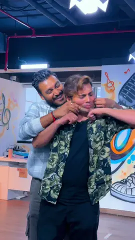 Bade bhai aur chota bhai @viju #brotherhood #dubaikijodi 🎥 and directed by @ReenaonRhythm #bestwife #bollywood #hindisong #foryoupage #fyp 