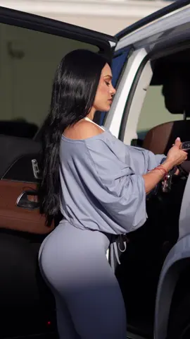 Strech and lift 🦾 wearing @tfit #TanethFit 