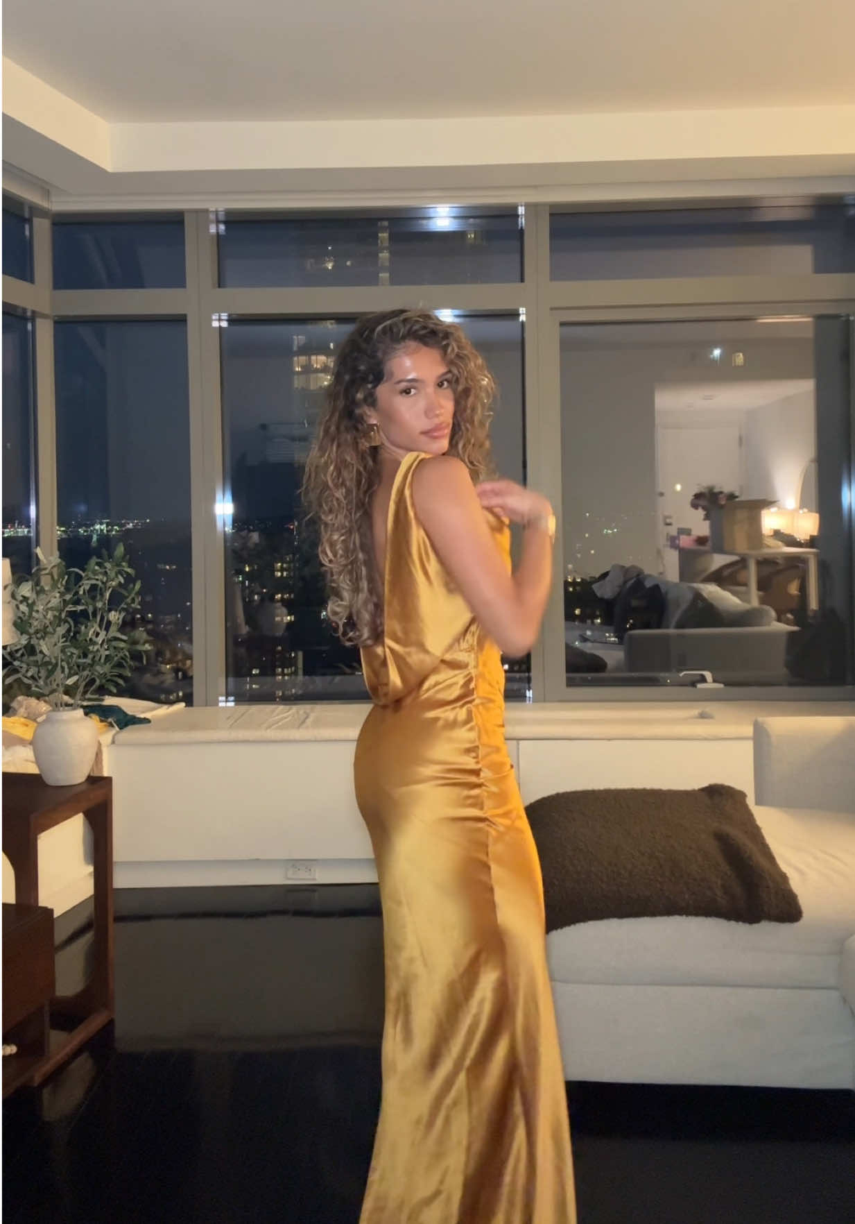 help me pick an outfit for dinner in NYC tonight!!!! Both are @houseofcb OF COURSE 😍