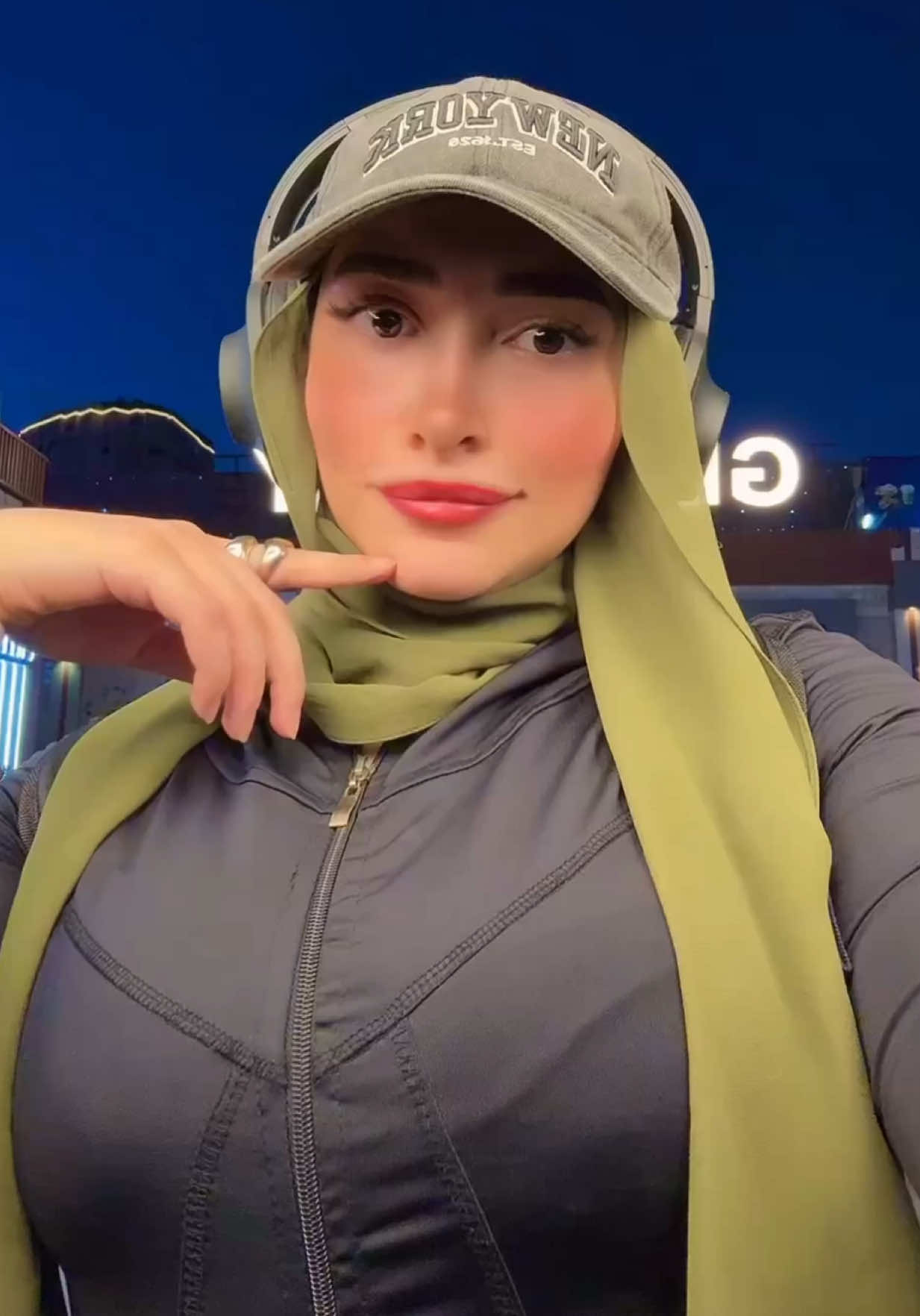 شكد أهواه💚🎧 #sportlover #time #tiktok #fashiontiktok #trendingsongs #viewers #sports #gym #gymmotivation #fashion #outfit  #VNVideoEditor 