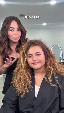 ”¿Quién necesita playa si puedes salir del salón así? ☀️✨ Mechas suaves, naturales y con cero drama. Dale al play y dime si no parece que la tocó el sol…” Hashtags: #mechasnaturales #glowuphair #hairtok #hairtrend #cabelloiluminado #tiktokhair #sunlighttouch #hairstylistlife #hairreveal #parati@Sofía Catalá 