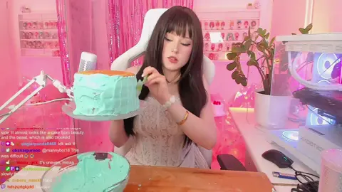 Si a Minaa le gusta su pastel. Quien soy o para decirle lo contrario. 😂@twitch.tv/upminaa 