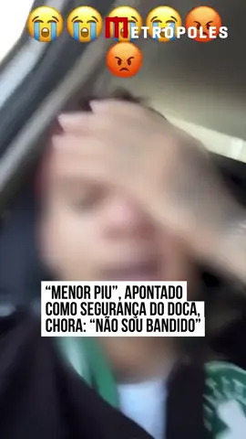 Apontado como segurança do traf1cante Edgar Alves de Andrade, o “Doca”, o adolescente infrator conhecido como “Menor Piu” gravou um vídeo e publicou nas redes sociais após a operação realizada nessa segunda-feira (21/7) por policiais civis da Delegacia de Repressão a Entorpecentes (DRE). Segundo a Polícia Civil do Rio de Janeiro (#PCERJ), os agentes receberam informações da inteligência indicando a presença do menor na casa do cantor 3Oruam, no Joá (RJ). “Menor Piu” é considerado um dos principais autores de roubos de veículos no Rio. Após a operação, o adolescente gravou um vídeo chorando e disse: “Não sou bandido. Me deixa em paz. Eu quero viver a minha vida”. Após notar a presença da polícia, Oruam postou diversos vídeos nas redes sociais. Inicialmente, Oruam pediu para que os amigos que estivessem de motocicleta “brotassem” na residência dele. O cantor ainda disse que o “delegado Moysés” estaria na casa dele, referindo-se a Moysés Santana, titular da Delegacia de Repressão a Entorpecentes (DRE), que conduziu a prisão de Oruam, em fevereiro deste ano. #TikTokNotícias
