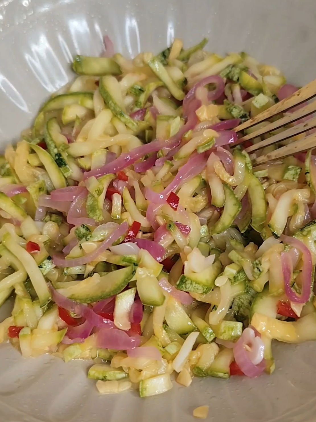 Salada de Abobrinha 😋 💚 ou Escabeche de Abobrinha!   Fica uma delícia, super saborosa e crocante! Pra comer com comida ou como aperitivo na torrada, sempre faz o maior sucesso 🤌 INGREDIENTES:  *Essa é a proporção, você pode dobrar, triplicar a receita. ✔️1 abobrinha crua ✔️1 colher (chá) de sal ✔️1/2 cebola roxa ✔️1/2 pimenta dedo de moça  ✔️2 colheres (sopa) de azeite ou óleo  ✔️2 dentes de alho ✔️suco de 1/2 limão  ✔️cheiro verde a gosto Gostou? Compartilha com quem você acha  que vai gostar também! #abobrinha  #aperitivo  #salada  #metidaagourmet 