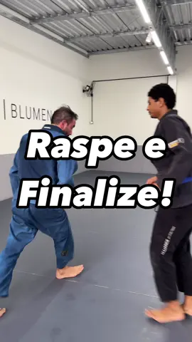 Como fazer uma raspagem com finalização no armlock? Domina os dois braços na guarda fechada, entra a perna em forma de laço na axila contrária, puxa o adversário por cima de você, chuta o joelho oposto e já cai direto no armlock. Técnica bonita, simples e eficiente. Comentou “AZUL”? Então confere o Direct. Consistência supera talento. #jiujitsulifestyle #faixabranca #jiujitsutechniques #armlock #raspagemjiujitsu #guardafechada