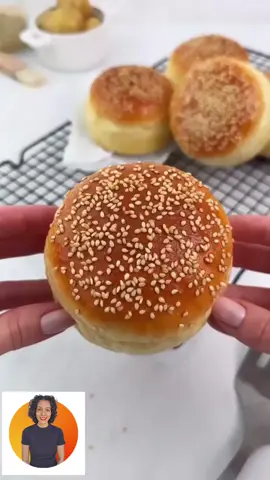 Pancitos de papa para hamburguesas (sin gluten y sin lactosa)  Ingredientes: 300 g de puré de papa (frío, sin leche ni manteca) 200 g de premezcla sin gluten 7 g de levadura seca 1 huevo 30 ml de aceite 1/2 cdita de sal 2 cdas de agua tibia (si hace falta) Paso a paso: Activá la levadura con el agua tibia. Mezclá el puré con el huevo, el aceite y la sal. Sumá la premezcla y la levadura. Amasá bien. Dejá levar 1 hora. Formá bollos, achatá apenas y dejá levar 20 min más. Horneá 25 min a 180 °C. Suaves, doraditos, listos para tu próxima burger. #celiacos #viviendosingluten #fypシ゚ #fyp #singluten #singluten #sinlactosa #parati #viraltiktokvideo #paratiiiii #viral 