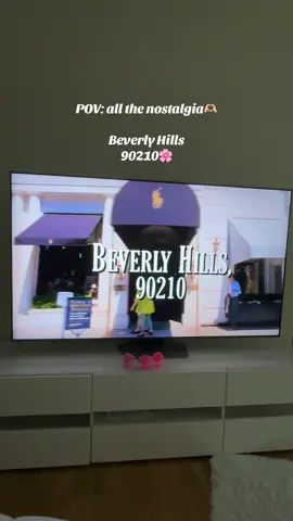 As a 90s baby this is a tv show full of memories! The clothes, the cast, the music and everything🦋 #beverlyhills #beverlyhills90210 #foryou #soniiijamovies #fördig #fyp #films #girlythings #90s #cozyathome 
