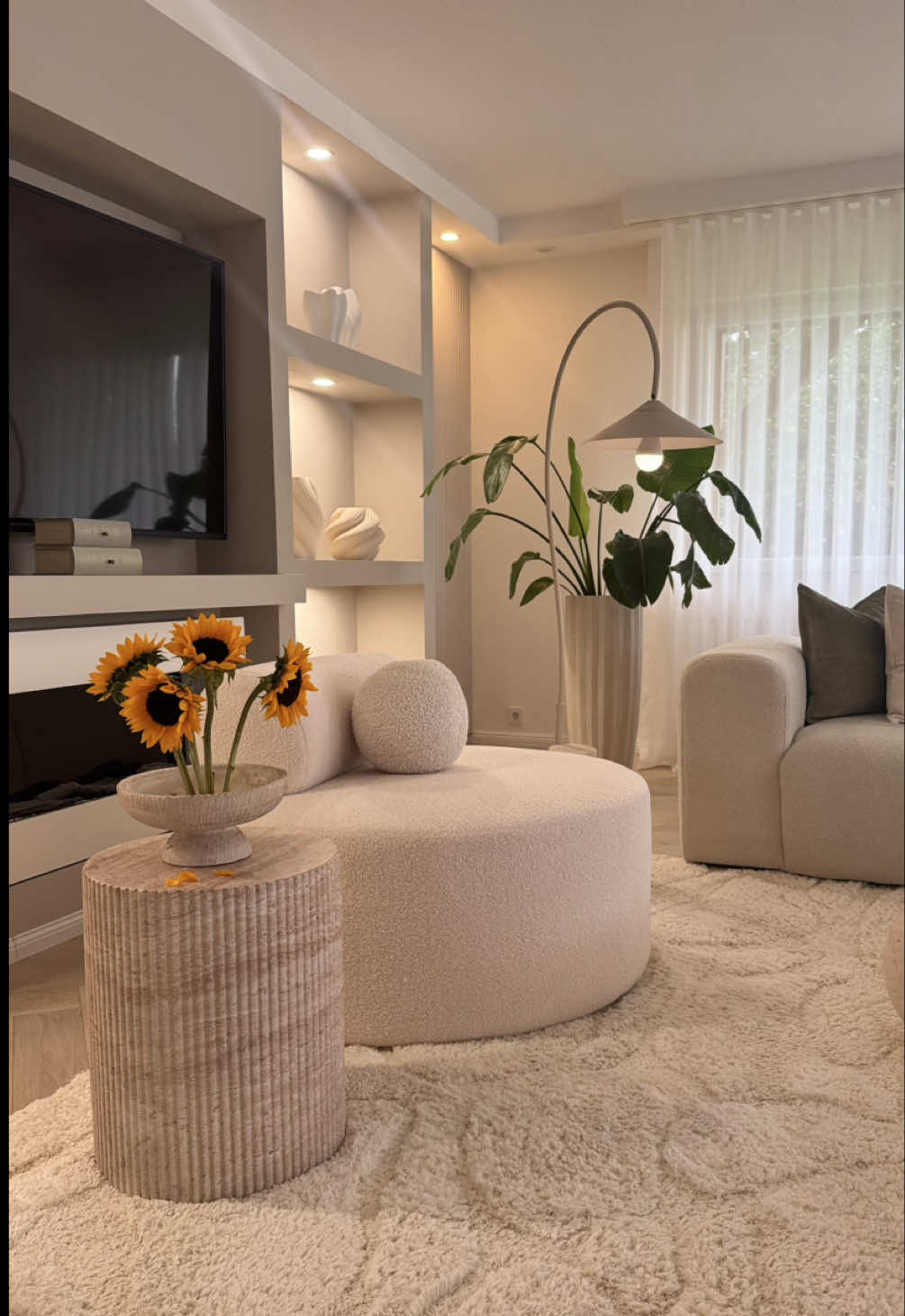 A rainy July evening 🌧️🕯️ Anzeige Fave pieces in meiner Bio 🤍 Code SMYRNA15 ab 349 € bei @sklum.welovedesign_de  #interiorideas #einrichtungsidee #schönerwohnenfarbe #coffetable #livingroominterior #stehleuchte #sklum #interiorandhome #ilovemyinterior #summerrain #cozyrainyday #cozyhomedecor