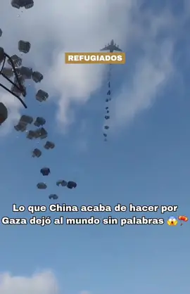 #China 🇨🇳 envía ayuda humanitaria aérea a #Gaza en medio de la #crisishumanitaria En un gesto de #solidaridad internacional, China realizó un lanzamiento aéreo de ayuda humanitaria sobre la #FranjadeGaza, destinada a miles de refugiados que se encuentran en condiciones extremas debido al conflicto en curso. Las imágenes, que ya recorren el mundo, muestran el momento en que decenas de #paquetes con #alimentos y suministros básicos descienden en paracaídas desde aviones de carga. La iniciativa busca paliar la grave escasez de alimentos y #aguapotable que afecta a la población civil en la zona, en especial a familias desplazadas que han quedado atrapadas sin acceso a lo esencial para sobrevivir. El gobierno chino expresó su preocupación por la situación humanitaria en Gaza y aseguró que esta ayuda es parte de una campaña internacional para asistir a los más #vulnerables. La operación fue coordinada con organismos internacionales para garantizar que los suministros lleguen de forma segura a quienes más lo necesitan. Mientras tanto, la #comunidadinternacional sigue de cerca los acontecimientos en la región, en busca de soluciones urgentes que pongan fin al sufrimiento civil.#LIVEIncentiveProgram #LIVEwithlowfollowers #PaidPartnership 