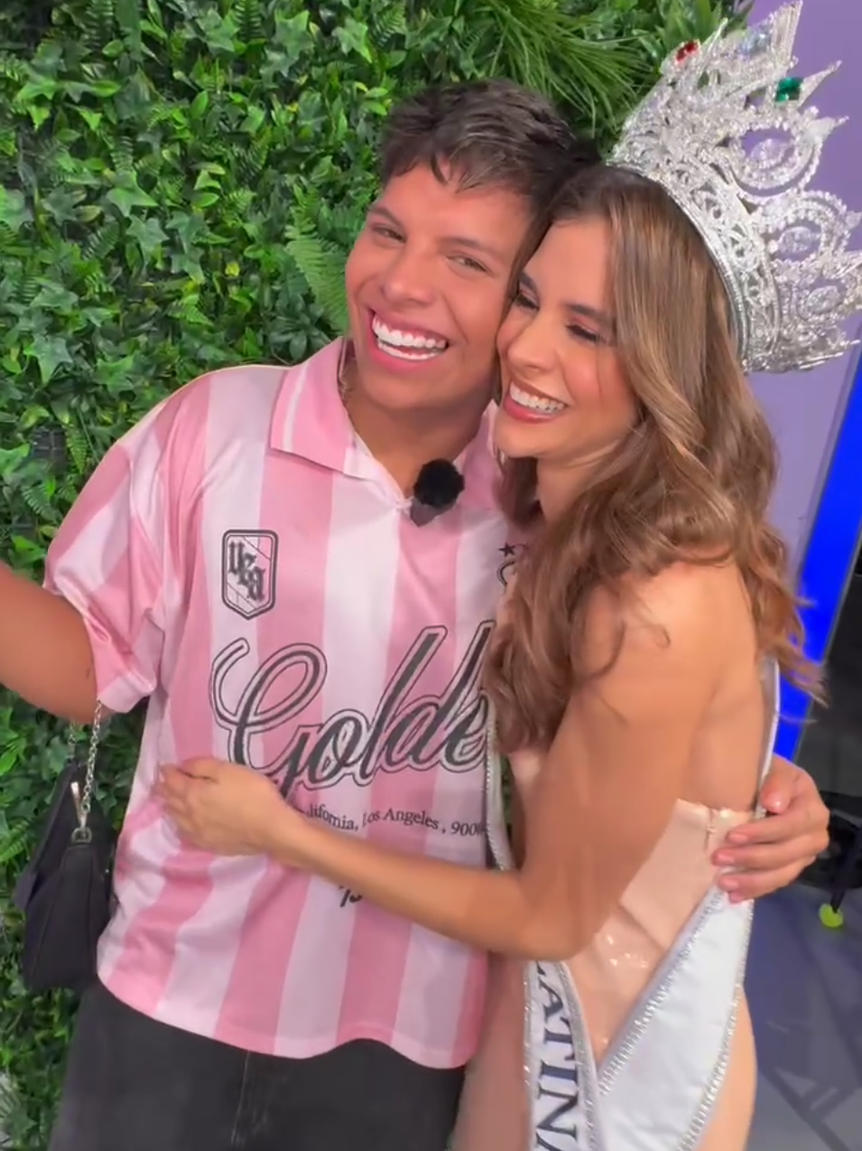 👑✨ Entre nervios, risas… ¡y una corona de por medio! 😂 #Emiro no aguantó la emoción y casi termina más cerca de la corona que nuestra flamante ganadora #YamilexHernández 💅💥 ¿Se la quería probar o era parte del show? 😏 #MissUniverseElReality #MULER 