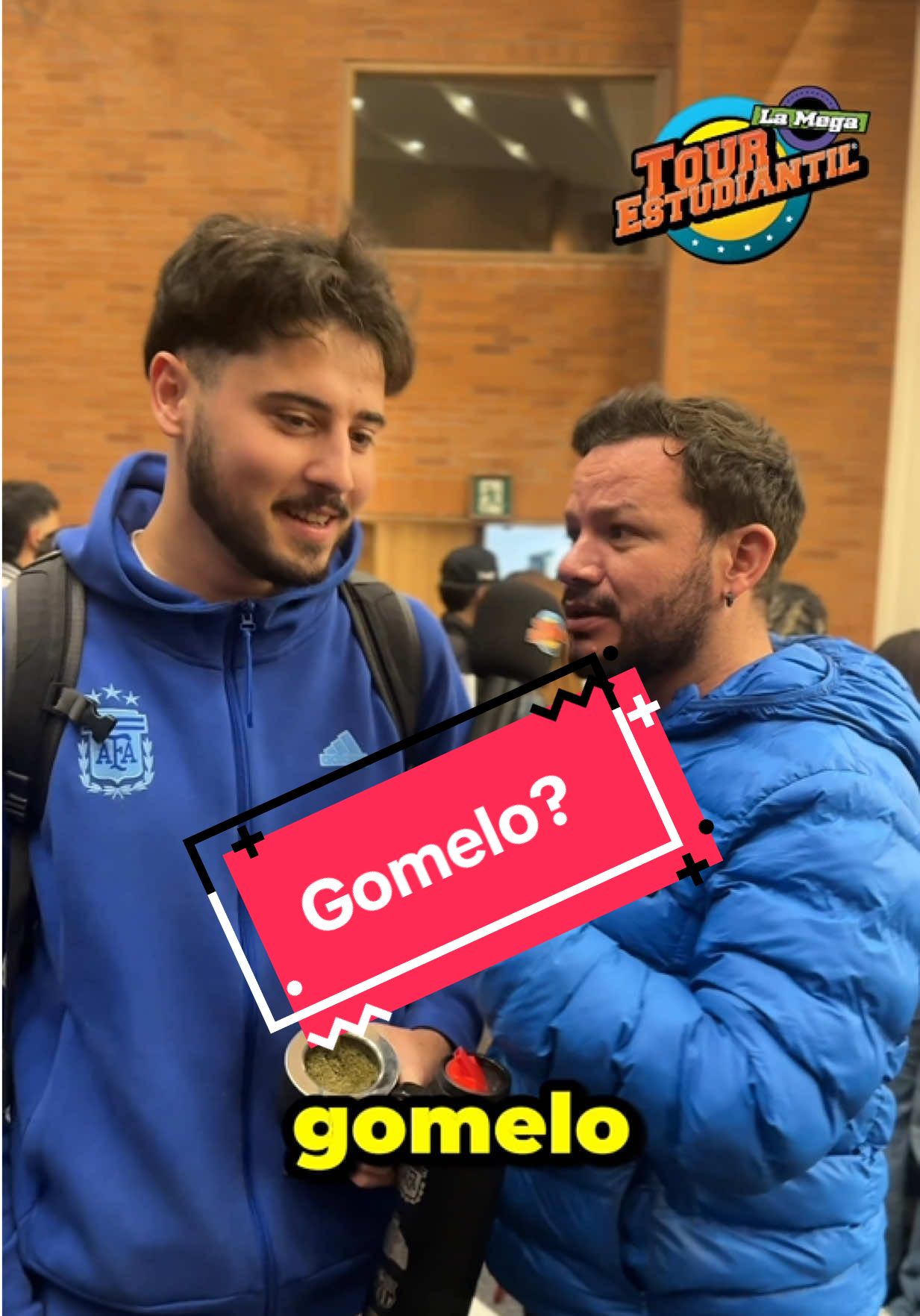 🎤 Le preguntamos a un chico que encontramos en una universidad en Bogotá: ¿Eres gomelo? 😎 Y esta fue su respuesta… 👀🔥 ¿Tú qué crees? ¿Es gomelo o no? Déjalo en los comentarios 🗣️👇 #TourEstudiantil #UniversidadesBogotá #GomeloONo #OpinionesReales #LaMegaEnTuUni