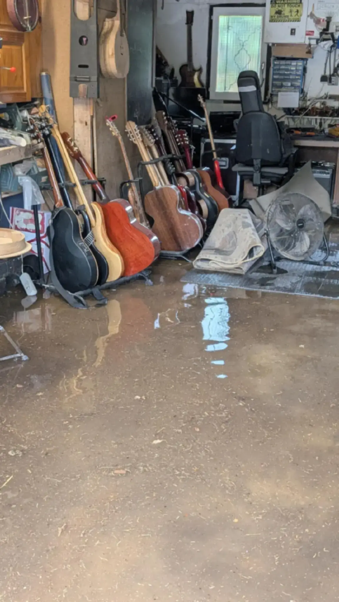 Voilà, voilà une fois que l'eau presque partie il Va falloir tout éponger et nettoyer maintenant 