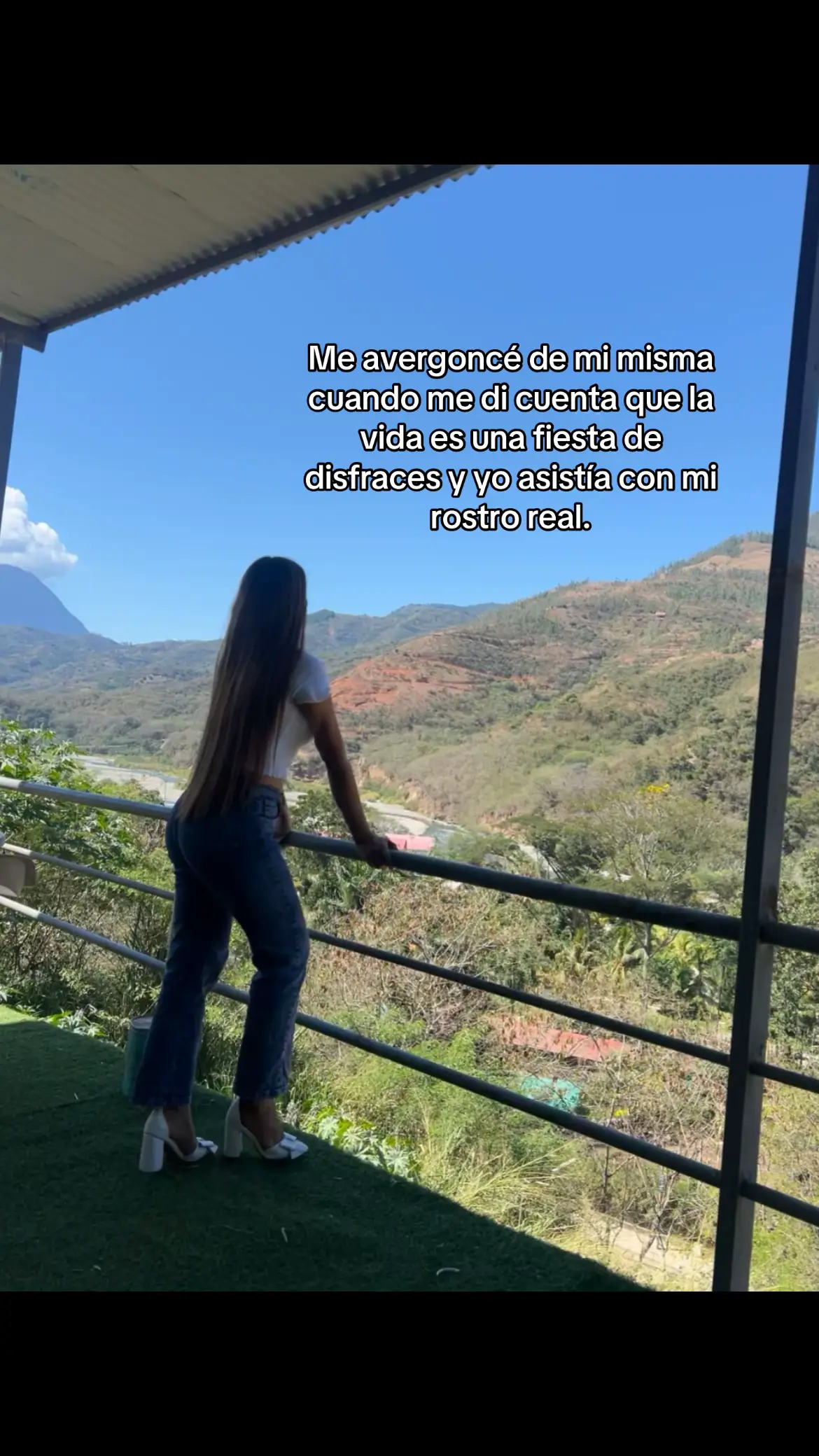 #Me avergonze de mi misma cuando me di cuenta que la  vida es una fiesta de  disfraces y yo asistía con mi  rostro real.