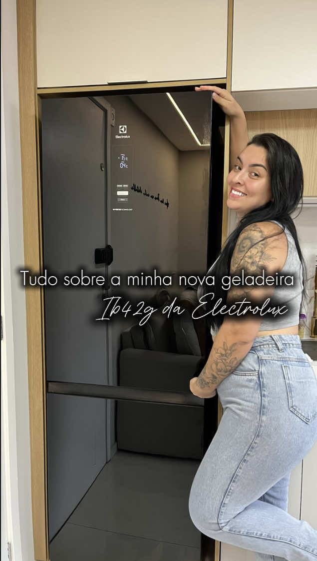 Depois de 3 trocas e uma geladeira que se amassava sozinha (!), finalmente dei adeus ao pesadelo e escolhi a IB42G da Electrolux 💙 ✔️ 322L de capacidade ✔️ Motor inverter com até 48% de economia (selo A+++) ✔️ Painel digital + bandeja de gelo prática ✔️ Gavetas HortiFruti e Meat&Fresh Sério, tô apaixonada! 🥹 Curte, salva e me segue que sempre trago dicas reais de casa! 🏡✨ . . . . . #geladeiranova #cozinha #apepequeno #geladeira 