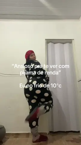 Aqui nós somos a favor do pijama de veia e meia na canela #fy #meme #humor #pijama #estilo #frio #look 