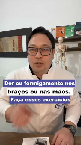 Os exercícios de mobilização neural podem ajudar a melhorar a dor irradiada e formigamentos nos braços, especialmente quando a causa é uma compressão ou irritação do nervo. A mobilização neural visa restaurar a elasticidade e o movimento adequado do sistema nervoso, o que pode reduzir a dor e o formigamento associados a problemas como cervicobraquialgia (dor no pescoço que irradia para o braço).  Como a mobilização neural funciona: A mobilização neural, também conhecida como deslizamento ou alongamento neural, envolve movimentos suaves e controlados que visam liberar o nervo da pressão ou irritação. Esses exercícios ajudam a:  Melhorar a mobilidade do nervo: O nervo pode ficar preso ou aderido a tecidos circundantes, causando dor e restrição de movimento. A mobilização neural ajuda a liberar essas aderências e restaurar o movimento normal do nervo.  Reduzir a inflamação: A mobilização neural pode ajudar a reduzir a inflamação ao redor do nervo, o que pode contribuir para a dor e o formigamento.  Melhorar a circulação: Ao melhorar a mobilidade do nervo, a mobilização neural também pode ajudar a melhorar a circulação sanguínea na área afetada, o que pode promover a cura e reduzir a dor. #herniadedisco #herniacervical #cervicobraquialgia #dor #formigamentos #ciatalgia #fisioterapia   