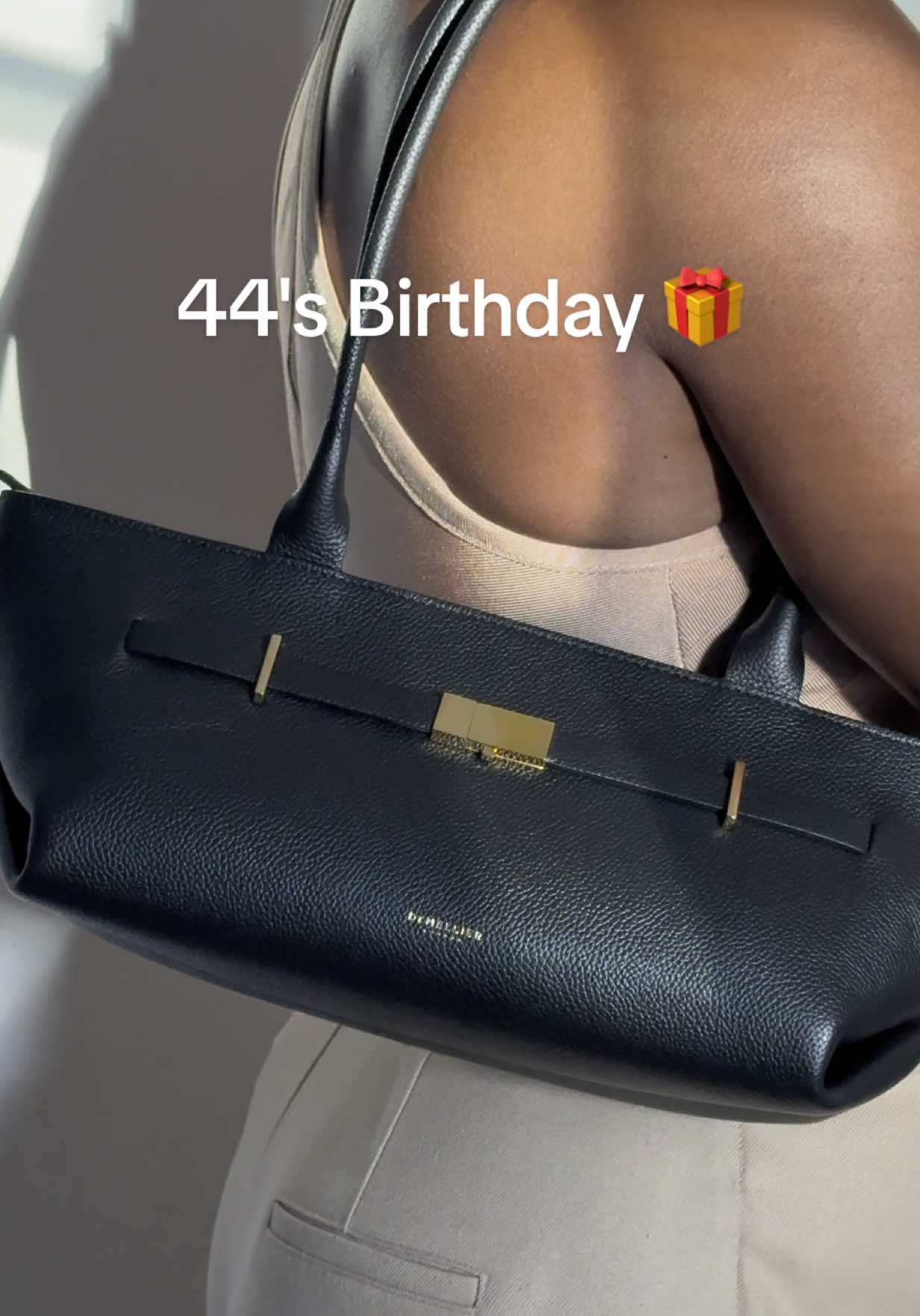 44 ans au compteur (depuis 2 jours 🥳) et toujours aussi fan de beaux sacs (mais avec plus de discernement) Pour marquer le coup, je me suis offert un sac qui coche toutes mes cases : le New York Shoulder de @DeMellier . Et il est juste... waouh 😍😍 !!! Un design épuré, une belle qualité, un format parfait pour MON quotidien - et surtout un achat réfléchi, durable, et avec un vrai bon rapport qualité-prix.  Parce qu'un sac de luxe n'a pas besoin de coûter un SMIC pour être beau et bien fait Investir dans une belle pièce, ce n'est pas céder à une tendance, c'est choisir un accessoire qu'on va porter encore et encore, qui résiste au temps et qui reflète notre style avec intention. Bref!! Joyeux anniversaire à moi et vive les cadeaux utiles et stylés 🥳🎁 #demellierlondon #shoulderbag #foryou #fyp #foryourfeed #pourtoi #pourtapage #unboxingvideo 